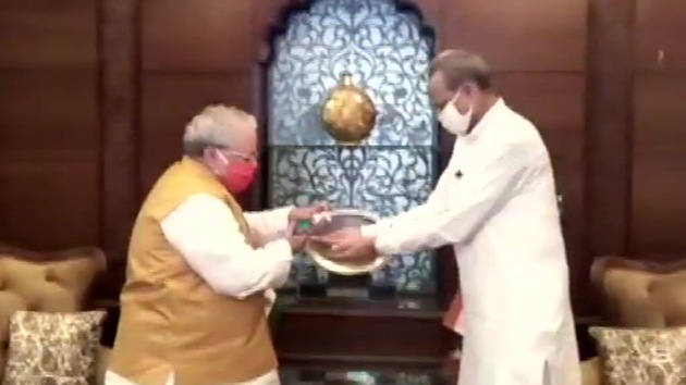 Rajasthan chief minister meets Governor Kalraj Mishra at Raj Bhawan in Jaipur.(ANI)