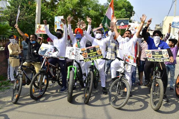 Youth Congress activists taking out a cycle rally in violation of the Punjab government’s latest Covid-19 guidelines in Amritsar on Tuesday.(Sameer Sehgal/HT)