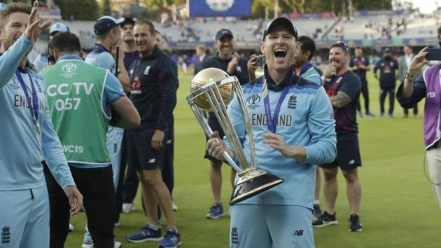 England captain Eoin Morgan with World Cup trophy.(AP)