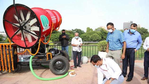 An Anti Smog Gun has been installed by the New Delhi Municipal Council (NDMC) at Central Park in Connaught Place, New Delhi on Monday. The machine was inaugurated by Dharmendra, chairman, NDMC. (HT Photo) An Anti Smog Gun has been installed by the New Delhi Municipal Council (NDMC) at Central Park in Connaught Place, New Delhi on Monday. The machine was inaugurated by Dharmendra, chairman, NDMC. (HT Photo)
