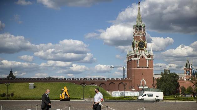 Russian Federal Guard Service (FSO) officer, center, guards in the Kremlin in Moscow, Russia, with the Spasskaya Tower in the background, Friday, July 10, 2020. \ (AP) Russian Federal Guard Service (FSO) officer, center, guards in the Kremlin in Moscow, Russia, with the Spasskaya Tower in the background, Friday, July 10, 2020. \ (AP)