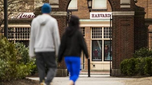 Pedestrians walk through Harvard Yard on the closed Harvard University campus in Cambridge, Massachusetts, US.(Bloomberg)