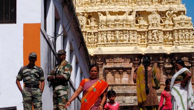 Hindu devotees visit the Sree Padmanabhaswamy temple in Kerala.(Reuters File Photo)