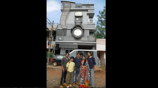 The newly built house of photographer couple Ravi and Krupa Hongal resembles a giant DSLR camera.(Twitter)