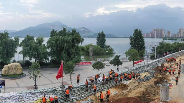 Chinese soldiers build a temporary embankment to contain Poyang Lake which has reached a record level threatening to flood Lushan city in central China's Jiangxi. (AP) Chinese soldiers build a temporary embankment to contain Poyang Lake which has reached a record level threatening to flood Lushan city in central China's Jiangxi. (AP)