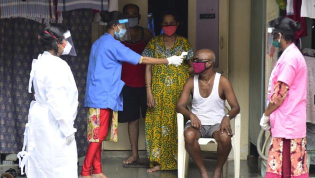 Health workers check an elderly person during a COVID-19 screening in Mumbai on July 14. Of the 91,457 people diagnosed with Covid-19 in Mumbai till July 11, 22.5% were aged 60 years and above. In the same period, of the 5,241 reported deaths in Mumbai, 54.3% belonged to the same age group, HT reported citing data from the Brihanmumbai Municipal Corporation (BMC). (Anshuman Poyrekar / HT Photo) Health workers check an elderly person during a COVID-19 screening in Mumbai on July 14. Of the 91,457 people diagnosed with Covid-19 in Mumbai till July 11, 22.5% were aged 60 years and above. In the same period, of the 5,241 reported deaths in Mumbai, 54.3% belonged to the same age group, HT reported citing data from the Brihanmumbai Municipal Corporation (BMC). (Anshuman Poyrekar / HT Photo)