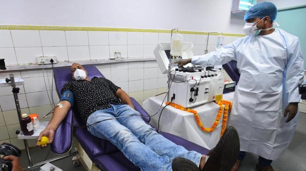 A medical professional monitors the vitals of a man as a he donates blood plasma during the inauguration of the plasma bank at LNJP hospital on July 14. Delhi on July 13 recorded 1,246 fresh coronavirus cases--the lowest in the past 35 days. (Raj K Raj / HT Photo) A medical professional monitors the vitals of a man as a he donates blood plasma during the inauguration of the plasma bank at LNJP hospital on July 14. Delhi on July 13 recorded 1,246 fresh coronavirus cases--the lowest in the past 35 days. (Raj K Raj / HT Photo)