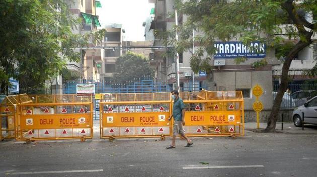 Police barricades placed outside the entrance to a Covid-19 containment zone in Mayur Vihar, New Delhi. (Sushil Kumar/HT File Photo) Police barricades placed outside the entrance to a Covid-19 containment zone in Mayur Vihar, New Delhi. (Sushil Kumar/HT File Photo)