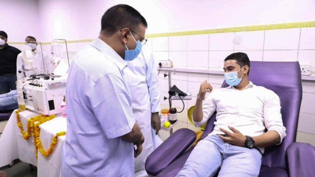 Delhi Chief Minister Arvind Kejriwal interacts with a plasma donor after the inauguration at LNJP hospital on July 14. The Institute of Liver and Biliary Sciences (ILBS) was the first centre in Delhi to start plasma donation facility for Covid-19 patients. (ANI) Delhi Chief Minister Arvind Kejriwal interacts with a plasma donor after the inauguration at LNJP hospital on July 14. The Institute of Liver and Biliary Sciences (ILBS) was the first centre in Delhi to start plasma donation facility for Covid-19 patients. (ANI)