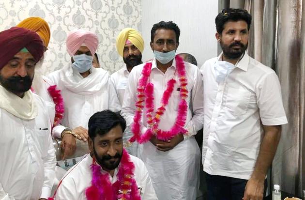 Congress MLA from Gidderbaha Amrinder Singh Raja Warring (right) and some of his aides without masks during the swearing-in ceremony of office-bearers of Gidderbaha marketing committee on July 13. (Verified FB page of Warring) Congress MLA from Gidderbaha Amrinder Singh Raja Warring (right) and some of his aides without masks during the swearing-in ceremony of office-bearers of Gidderbaha marketing committee on July 13. (Verified FB page of Warring)