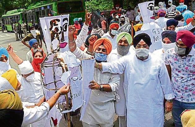 Members of the Sikh community raise slogans against Pakistan spy agency ISI at Teen Murti in New Delhi on Thursday. (Mohd Zakir/HT) Members of the Sikh community raise slogans against Pakistan spy agency ISI at Teen Murti in New Delhi on Thursday. (Mohd Zakir/HT)