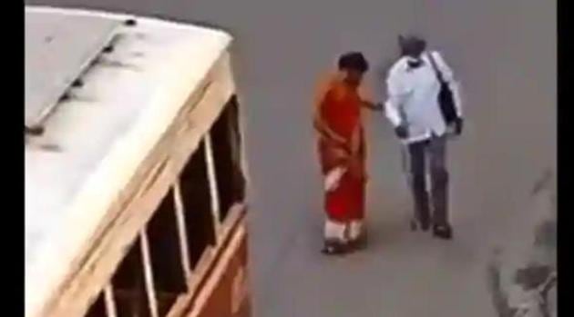 The image shows the woman helping the visually impaired man. (Twitter/@vijaypnpa_ips) The image shows the woman helping the visually impaired man. (Twitter/@vijaypnpa_ips)