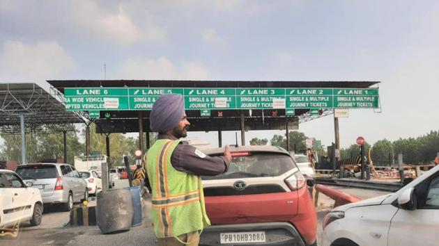 An official directing traffic at the Ladhowal Toll Plaza on Thursday. (HT Photo) An official directing traffic at the Ladhowal Toll Plaza on Thursday. (HT Photo)