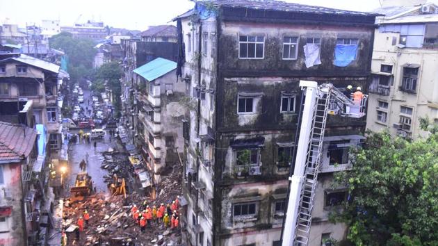 Fire brigade personnel held search operation for trapped persons in Bhanushali building, Fort, Mumbai, after a portion of the building collapsed on Thursday, July 16, 2020. (Anshuman Poyrekar/HT Photo) Fire brigade personnel held search operation for trapped persons in Bhanushali building, Fort, Mumbai, after a portion of the building collapsed on Thursday, July 16, 2020. (Anshuman Poyrekar/HT Photo)