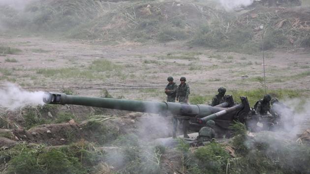 Soldiers fire a 8 inch (203 mm) M110 self-propelled howitzer during the live-fire, anti-landing Han Kuang military exercise, which simulates an enemy invasion, in Taichung, Taiwan.(REUTERS)