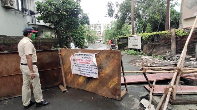 A policeman outside a containment zone in Kalyan. (HT) A policeman outside a containment zone in Kalyan. (HT)