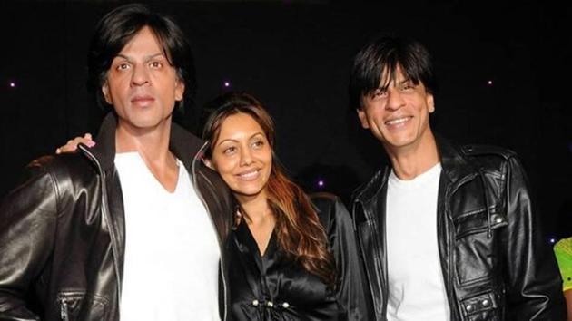 Gauri Khan shared photo with Shah Rukh Khan and his wax statue. Gauri Khan shared photo with Shah Rukh Khan and his wax statue.