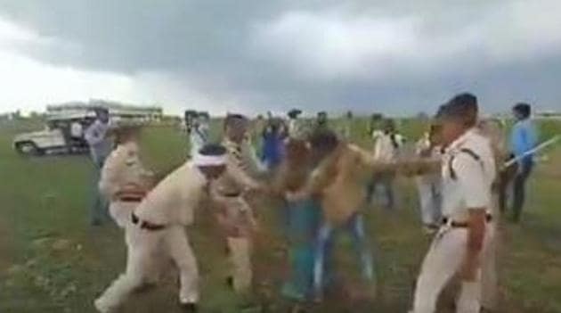 A video of use of force by the police team on the Dalit couple went viral.(Twitter Photo/OfficeOfKNath) A video of use of force by the police team on the Dalit couple went viral.(Twitter Photo/OfficeOfKNath)