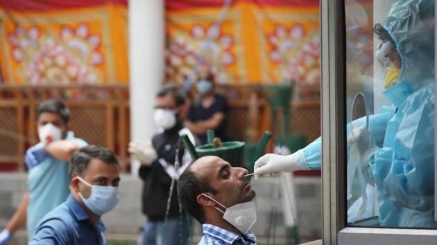 The number of recovered cases at 635,756 is more than half of the active patients. With 22,942 patients sent home from hospitals over the last 24 hours, the recovery rate has gone up to 63.33%, data showed.(Waseem Andrabi/HT Photo) The number of recovered cases at 635,756 is more than half of the active patients. With 22,942 patients sent home from hospitals over the last 24 hours, the recovery rate has gone up to 63.33%, data showed.(Waseem Andrabi/HT Photo)