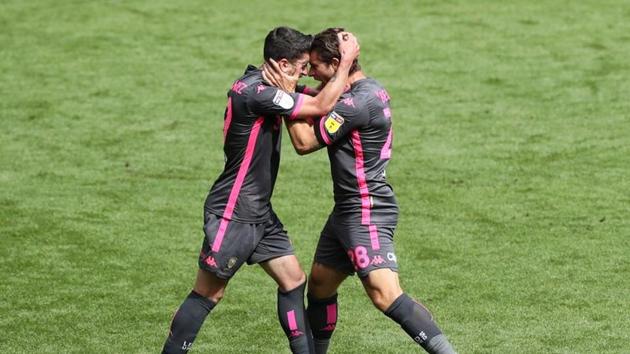 Leeds United's Pablo Hernandez celebrates at full time with Gaetano Berardi.(Action Images)