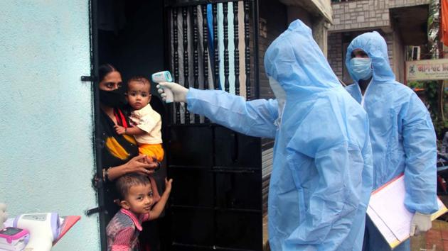 Health worker check temperature of a resident at Milind Nagar, Yogidham during Covid-19 pandemic in Kalyan, Mumbai. (HT photo) Health worker check temperature of a resident at Milind Nagar, Yogidham during Covid-19 pandemic in Kalyan, Mumbai. (HT photo)