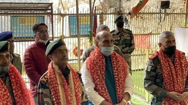 Defence Minister Rajnath Singh, Chief of Defence Staff General Bipin Rawat, and Army Chief General MM Naravane offer prayers at Amarnath Temple. (ANI) Defence Minister Rajnath Singh, Chief of Defence Staff General Bipin Rawat, and Army Chief General MM Naravane offer prayers at Amarnath Temple. (ANI)