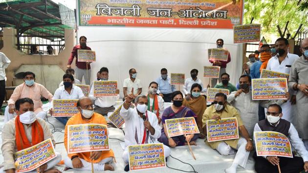 Adesh Gupta, president Delhi BJP (C) along with Member of Parliament, Meenakshi Lekhi (3R) sit in a protest against the electricity distribution companies (Discoms) and Delhi government, outside Delhi Electricity Regulatory Commission office (DERC), in Malviya Nagar, New Delhi. (Sanchit Khanna/HT PHOTO) Adesh Gupta, president Delhi BJP (C) along with Member of Parliament, Meenakshi Lekhi (3R) sit in a protest against the electricity distribution companies (Discoms) and Delhi government, outside Delhi Electricity Regulatory Commission office (DERC), in Malviya Nagar, New Delhi. (Sanchit Khanna/HT PHOTO)