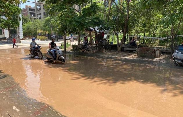 Commuters wading through a waterlogged road in Industrial Area, Phase 8B, in Mohali. (Gurminder Singh/HT) Commuters wading through a waterlogged road in Industrial Area, Phase 8B, in Mohali. (Gurminder Singh/HT)