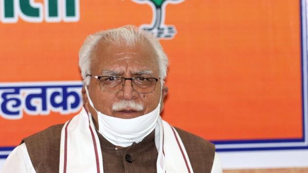 Khattar directed the Police Department to take strict action against people without masks and fine them on the spot besides giving violators at least five masks. (Manoj Dhaka /HindustanTimes) Khattar directed the Police Department to take strict action against people without masks and fine them on the spot besides giving violators at least five masks. (Manoj Dhaka /HindustanTimes)