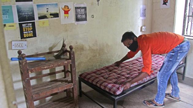 Pune Municipal Corporation workers cleaning and setting up beds at Fergusson College boys’ hostel to convert it in 300-bed Covid facility centre. (Ravindra Joshi/HT PHOTO) Pune Municipal Corporation workers cleaning and setting up beds at Fergusson College boys’ hostel to convert it in 300-bed Covid facility centre. (Ravindra Joshi/HT PHOTO)