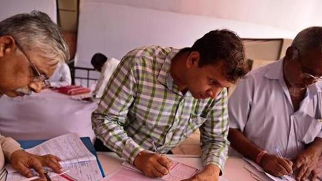 Part E of the form would now show different fields such as type of transaction, name of SFT filer, date of transaction, single/joint party transaction, number of parties, amount, mode of payment and remarks etc. photo:pradeep gaur/mint