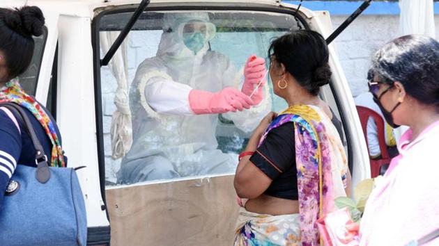Migrants have swab samples taken for coronavirus testing, at the Hatia Railway Station in Ranchi.(HT photo)
