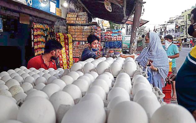 UPites bought over 2.5 crore eggs per day as against an estimated 1.5 crore eggs per day last year during the same period (Pankaj Jaiswal/HT) UPites bought over 2.5 crore eggs per day as against an estimated 1.5 crore eggs per day last year during the same period (Pankaj Jaiswal/HT)