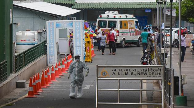 A medical worker in PPE coveralls seen outside the emergency ward at AIIMS, in New Delhi.(Amal KS/HT PHOTO/For Representational Purposes Only)