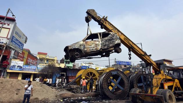 Charred vehicles are carried using a crane following violent clashes in North East Delhi over the new citizenship law, at Chand Bagh, in New Delhi on February 29, 2020. (Sonu Mehta/HT PHOTO) Charred vehicles are carried using a crane following violent clashes in North East Delhi over the new citizenship law, at Chand Bagh, in New Delhi on February 29, 2020. (Sonu Mehta/HT PHOTO)