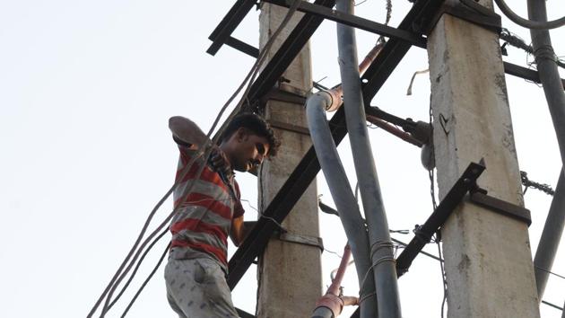 In neighbouring sectors 45, 46 and 47, apart from the problem of delay in bills and higher charges, the residents are also grappling with the problem of acute power cuts that occur daily and are making lives of residents miserable. (Parveen Kumar/Hindustan Times) In neighbouring sectors 45, 46 and 47, apart from the problem of delay in bills and higher charges, the residents are also grappling with the problem of acute power cuts that occur daily and are making lives of residents miserable. (Parveen Kumar/Hindustan Times)