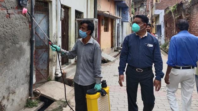 Among the fresh cases, 392 were reported from Lucknow, 168 from Kanpur, 125 from Gautam Buddha Nagar, 104 from Jhansi, 100 from Prayagraj and 79 from Ghaziabad. (HT PHOTO.) Among the fresh cases, 392 were reported from Lucknow, 168 from Kanpur, 125 from Gautam Buddha Nagar, 104 from Jhansi, 100 from Prayagraj and 79 from Ghaziabad. (HT PHOTO.)