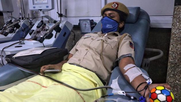 Delhi Police personnel who have recovered from coronavirus donate their blood for plasma at AIIMS in New Delhi on Sunday.(ANI PHOTO.)