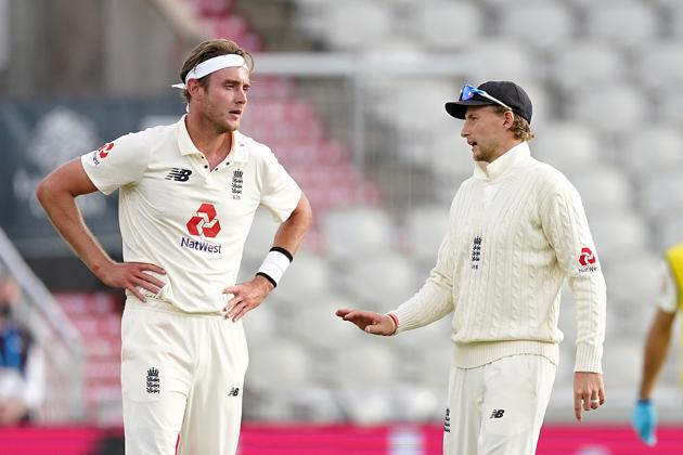 Cricket - Second Test - England v West Indies - Emirates Old Trafford, Manchester, Britain - July 17, 2020 England's Joe Root speaks with Stuart Broad, as play resumes behind closed doors following the outbreak of the coronavirus disease (COVID-19) Jon Super/Pool via REUTERS (REUTERS)