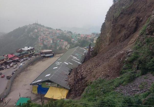 A landslide struck the fruit market in Bhatakufar area of Shimla on Monday.(Deepak Sansta/HT)
