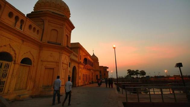 A view of the banks of Sarayu River at Naya Ghat in Ayodhya, Uttar Pradesh.(Amal KS/HT PHOTO)