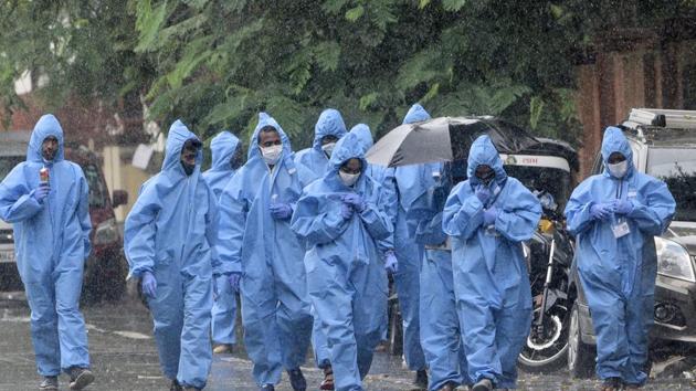 Health workers wearing PPE suits arrives to carry out door to door medical checkups of the residents living in Covid-19 hotspots in Mumbai.(Satyabrata Tripathy/HT Photo) Health workers wearing PPE suits arrives to carry out door to door medical checkups of the residents living in Covid-19 hotspots in Mumbai.(Satyabrata Tripathy/HT Photo)