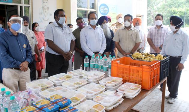 Deputy commissioner Varinder Sharma (third from left) visited the Ludhiana Civil Hospital on Monday.(Hindustan Times)