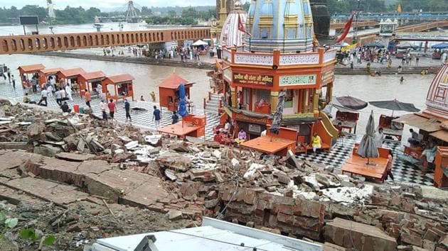 Wall collapsed after incessant rains and lightening strike near Har Ki Pauri in Haridwar.(HT Photo)