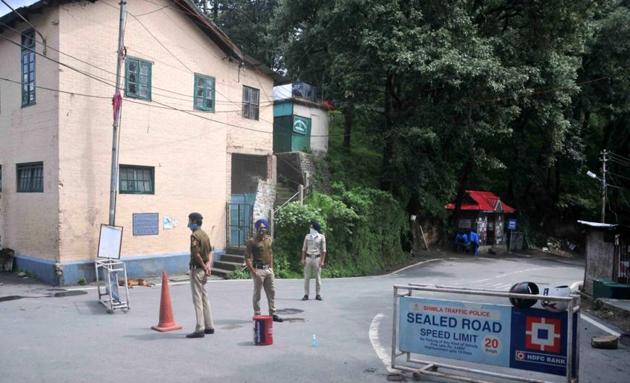 Police manning a containment zone in Shimla. Solan is the worst-hit district with 374 cases followed by Kangra with 346 cases. Hamirpur has 283 cases, Una 164, and Shimla 94 coronavirus cases so far. (Deepak Sansta/HT) Police manning a containment zone in Shimla. Solan is the worst-hit district with 374 cases followed by Kangra with 346 cases. Hamirpur has 283 cases, Una 164, and Shimla 94 coronavirus cases so far. (Deepak Sansta/HT)