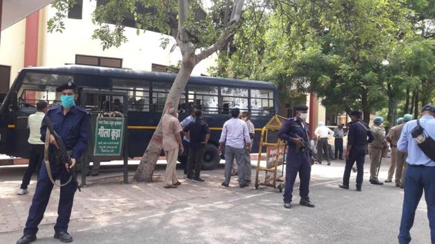 There was heavy police presence outside the CBI court in Mathura as it pronounced the verdict in Raja Man Singh murder case on Tuesday,(HT Photo)