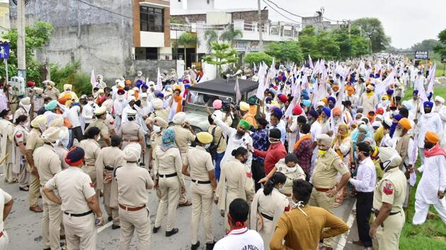 Protesters raising slogans outside the residence of Congress Amritsar MP Gurjeet Singh Aujla for the withdrawal of the agriculture ordinances in Amritsar on Tuesday. (Sameer Sehgal/HT) Protesters raising slogans outside the residence of Congress Amritsar MP Gurjeet Singh Aujla for the withdrawal of the agriculture ordinances in Amritsar on Tuesday. (Sameer Sehgal/HT)