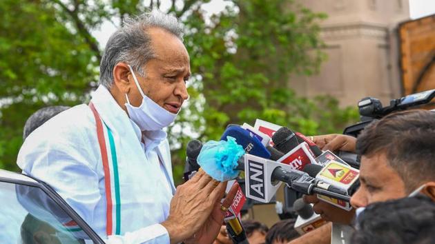 Rajasthan chief minister Ashok Gehlot addresses media personnel outside a hotel, where Congress leaders and MLA's are staying, in Jaipur.(PTI)