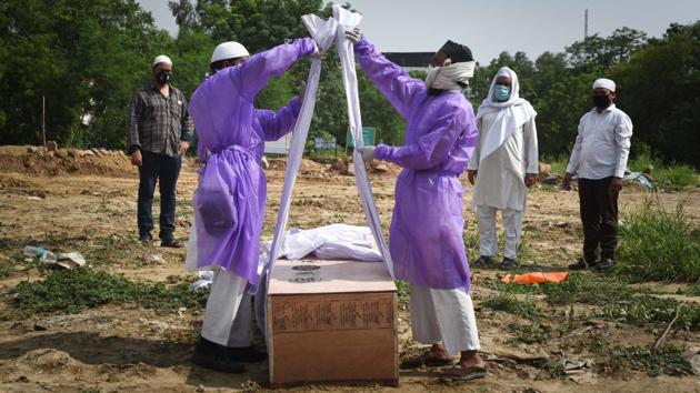 Family members of a Covid-19 victim prepare for his burial at the Jadeed Qabristan Ahle Islam in New Delhi on July 20. Talking of the low mortality rate Dr Rommel Tickoo, senior consultant at Max Healthcare told HT that, “Most people in hospitals have moderate disease with good chances of recovery. The need is to take care of our old and vulnerable population with co-morbidities that is at high risk of developing severe illness.” (Sanchit Khanna / HT Photo) Family members of a Covid-19 victim prepare for his burial at the Jadeed Qabristan Ahle Islam in New Delhi on July 20. Talking of the low mortality rate Dr Rommel Tickoo, senior consultant at Max Healthcare told HT that, “Most people in hospitals have moderate disease with good chances of recovery. The need is to take care of our old and vulnerable population with co-morbidities that is at high risk of developing severe illness.” (Sanchit Khanna / HT Photo)