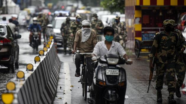 Commuters seen in Jangpura, New Delhi on July 17. According to the Indian Council of Medical Research (ICMR), IgG is the most common antibody in blood and other body fluids that the immune systems produces to protect against bacterial and viral infections and allergens. IgG can take up time to form after an infection, and is useful in detecting a past infection, HT reported. (Biplov Bhuyan / HT Photo)